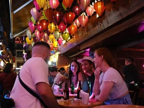 Lý do du khách đổ xô tới 'phố không ngủ' Hà Nội