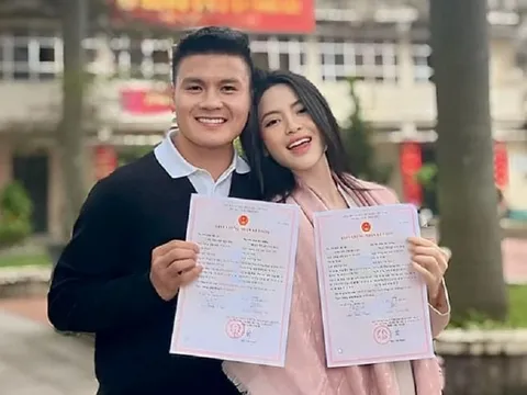 Cầu thủ Quang Hải khoe giấy đăng ký kết hôn với vợ xinh đẹp