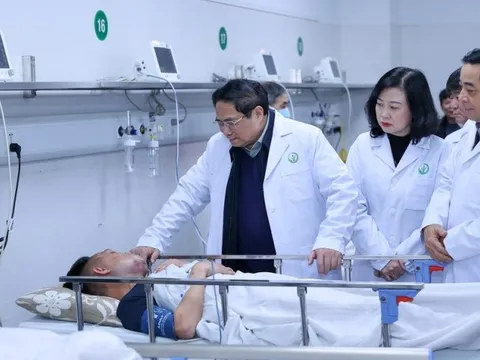 Thủ tướng: Khi bệnh viện còn bệnh nhân thì y bác sĩ chưa thể nghỉ ngơi