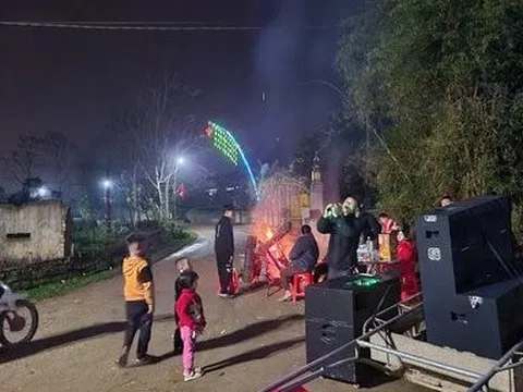 Dân dựng rạp, đốt lửa trại nướng gà, hát karaoke đón giao thừa