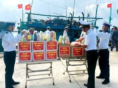 Tặng quà cho ngư dân vào đảo Trường Sa tránh gió mùa