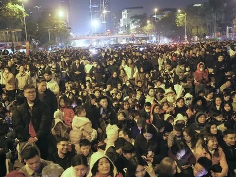 Biển người đổ về Hồ Tây xem lễ hội ánh sáng và pháo hoa Giao thừa