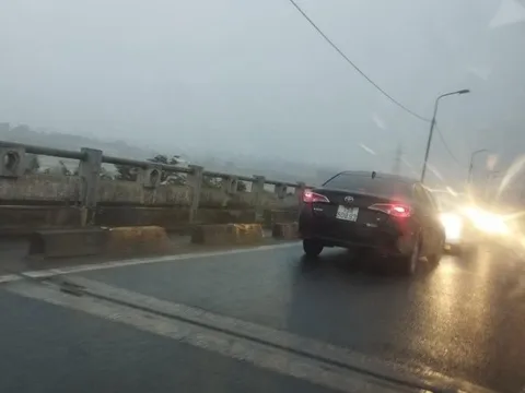 Phạt hành chính, tước giấy phép lái xe đi ngược chiều trên cầu