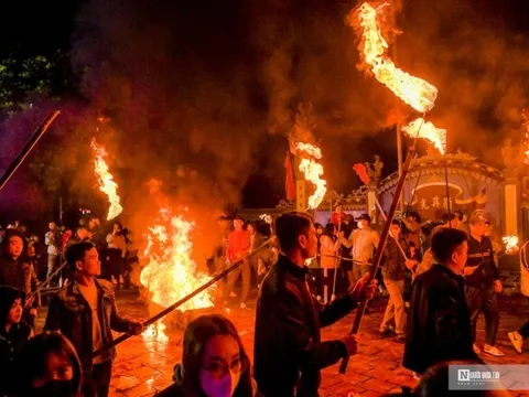 Nam Định: Hàng trăm người dân đốt đuốc rước “lửa thánh” về nhà lấy may