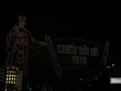 Biển người xem trình diễn ánh sáng đêm giao thừa