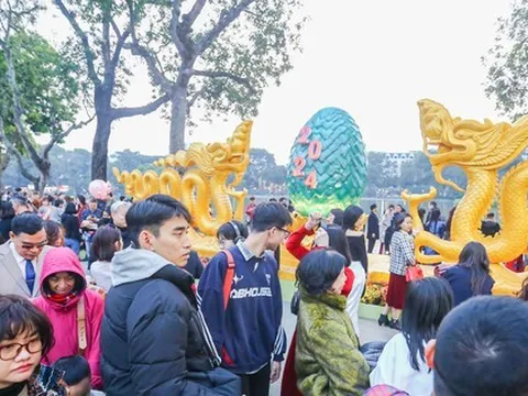 Hồ Gươm tấp nập người du xuân, linh vật rồng 'hút khách'