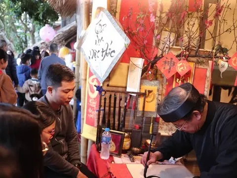 'Mùng 3 Tết thầy', nườm nượp người kéo đến xin chữ đầu năm ở Văn Miếu