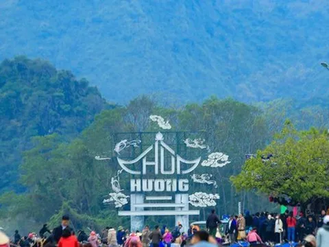 Chưa khai hội, hơn 2 vạn khách đã đổ về chùa Hương