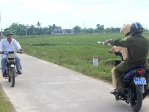 Uống rượu bia rồi đi xe máy trong đường làng có bị xử phạt?