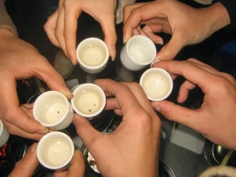 Ngày Tết, uống rượu ở mức vừa phải được hiểu thế nào?