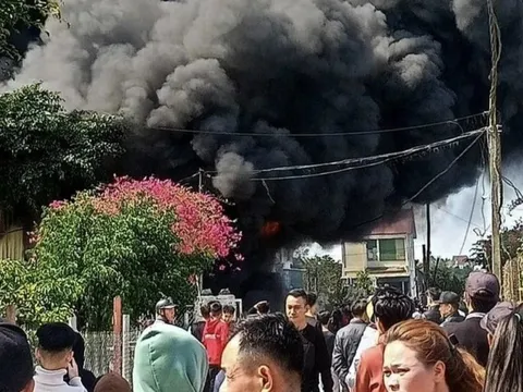 Nghệ An: Cháy kho chưa phế liệu, cột khói bốc cao hàng trăm mét