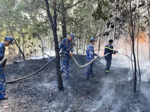 Cán bộ, chiến sĩ Vùng 5 Hải quân tham gia chữa cháy ở Phú Quốc
