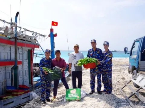 Đảo Sơn Ca hỗ trợ lương thực, thực phẩm cho ngư dân tàu cá Bình Định