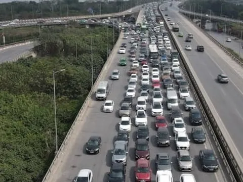 Người dân trở lại Hà Nội sớm, cao tốc Pháp Vân - Cầu Giẽ kẹt cứng