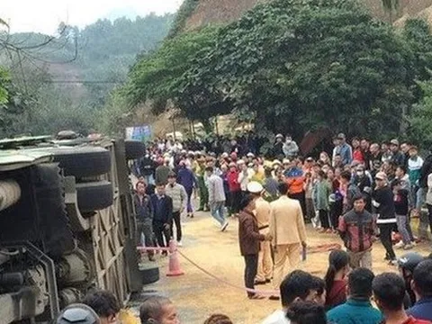 Xe khách lật đè 1 người tử vong, 2 người bị thương