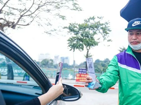 Thu phí trông giữ xe không dùng tiền mặt, hết cảnh chờ hàng giờ vào lễ Phủ Tây Hồ ngày Tết