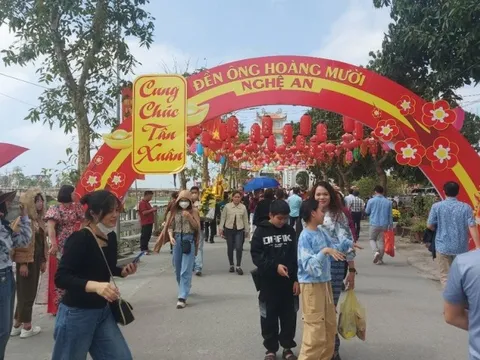 Hơn 30 nghìn du khách đến đền Ông Hoàng Mười cầu an trong dịp Tết