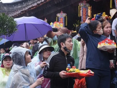 Hàng nghìn du khách đội mưa khai hội chùa Hương