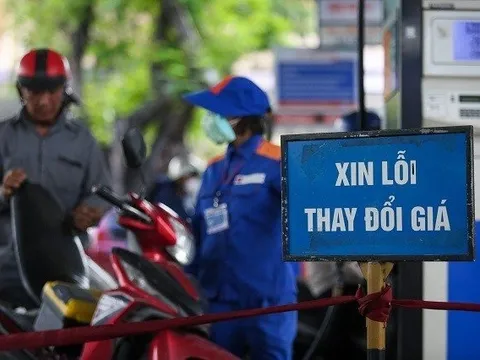 Giá xăng dầu tăng mạnh, RON95 lên sát 24.000 đồng/lít