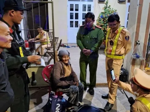 Bà lão đoàn tụ gia đình sau 15 năm thất lạc