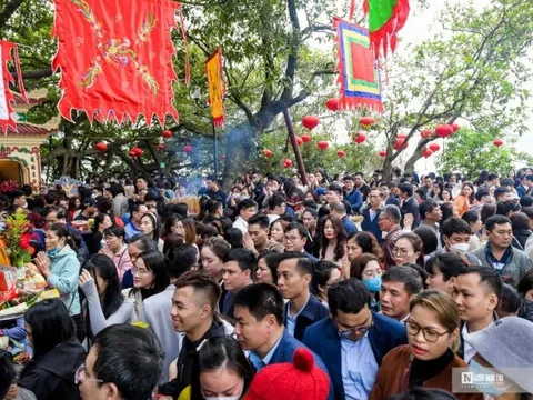 Chen chân lễ phủ Tây Hồ ngày đầu làm việc