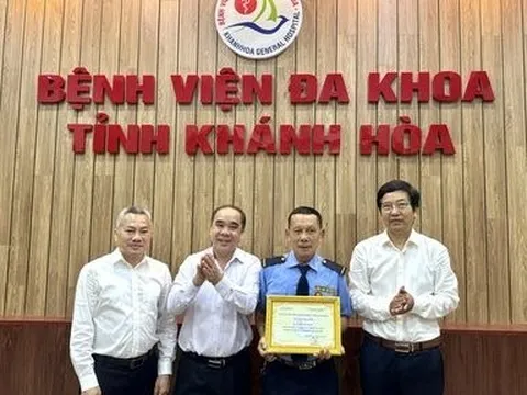 Tuyên dương bảo vệ nhặt được của rơi trả lại người nhà bệnh nhân