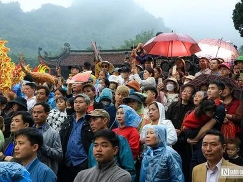 Hà Nội: Người dân đội mưa khai hội chùa Hương