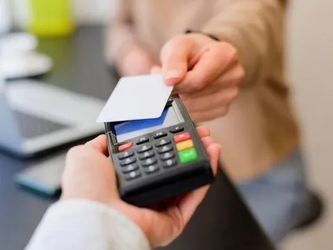Công an xử lý nhiều vụ dùng POS “rút tiền hoặc đáo hạn thẻ tín dụng”