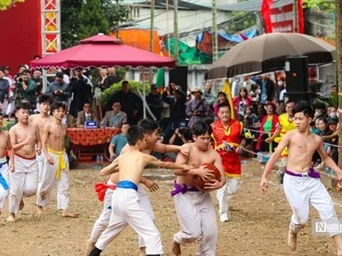 Mãn nhãn xem trai làng vật quả cầu nặng hơn 20kg