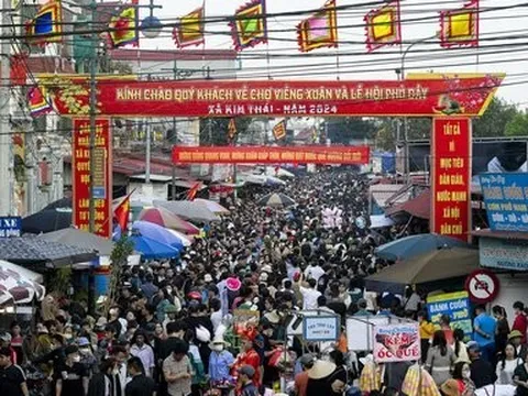 “Biển người” chen chân đi chợ Viềng đầu xuân