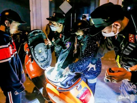 Mang dùi cui điện thể hiện, thiếu niên bị 141 xử lý