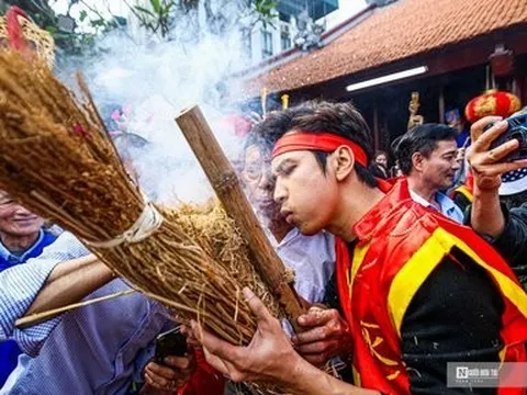 Trai tráng thi nhau thổi lửa, nấu cơm giữa lòng Thủ đô