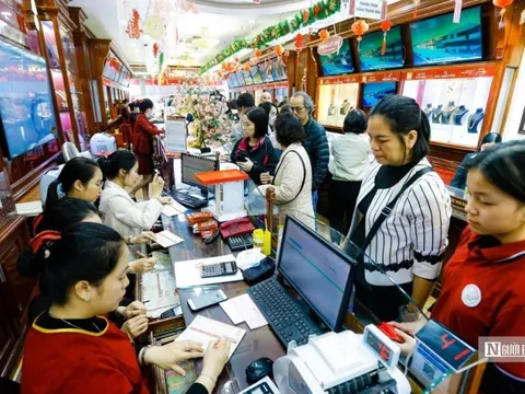 Hà Nội: Người dân chen chân đi mua vàng trước ngày thần tài