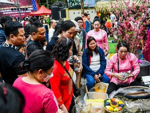 Người dân xếp hàng thử đặc sản bậc nhất Hà Nội