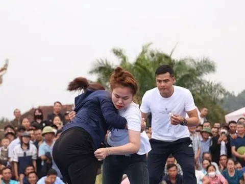 Khán giả cổ vũ hết mình cho những nữ vật thủ so tài trên sới vật