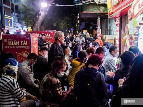 Xếp hàng từ 3h sáng mua vàng ngày vía Thần Tài