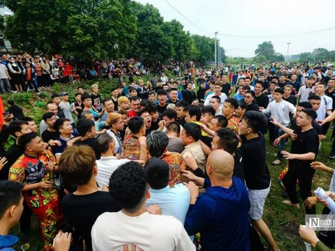 Hàng trăm thanh niên giằng co quyết liệt ở lễ hội cướp cầu