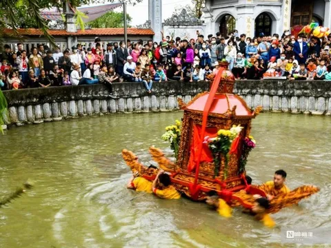 Độc đáo rước kiệu “bay” qua sông, quay giữa giếng chùa