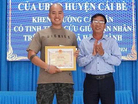 Khen thưởng người cứu bé 3 tuổi bị ném xuống kênh