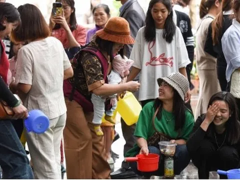 Về Đền Cùng - Giếng Ngọc nhiều bạn trẻ xin nước uống để rửa mặt, cầu may