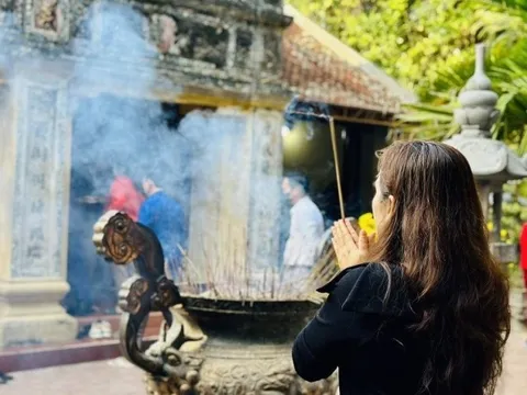 Du khách đổ về đền Bà Hải xin xăm đầu năm mới