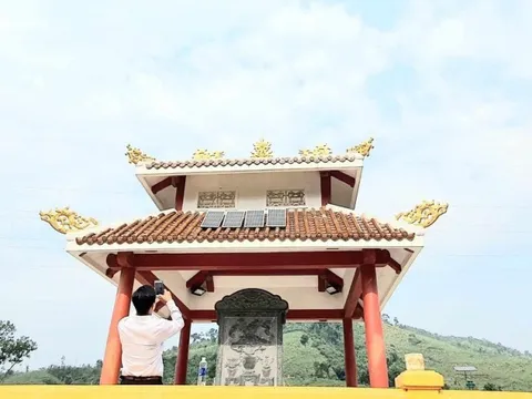 Thú vị 6 tổ ong vò vẽ "gác canh" ở bia tưởng niệm 13 liệt sĩ Rào Trăng