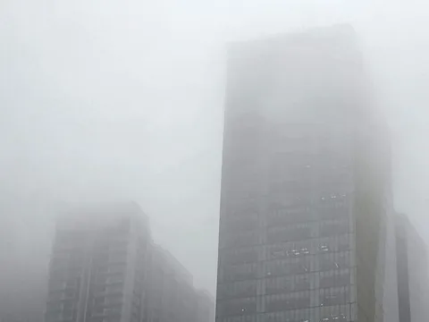 Hà Nội 'chìm' trong sương mù dày đặc từ sáng đến trưa