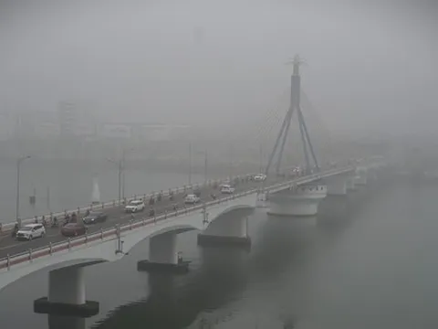 Ảnh: Phố phường Đà Nẵng "chìm" trong sương mù dày đặc hiếm thấy