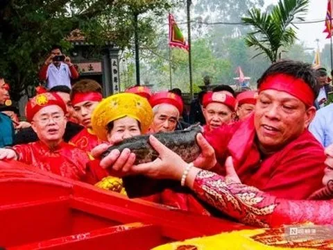 Hàng trăm người “rước nước, tế cá” tri ân nhà Trần