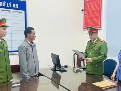 Bắt người đàn ông uống rượu, chống đối cảnh sát