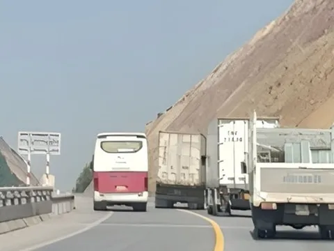 Thót tim' những pha vượt ẩu, lấn làn trên cao tốc Cam Lộ - La Sơn