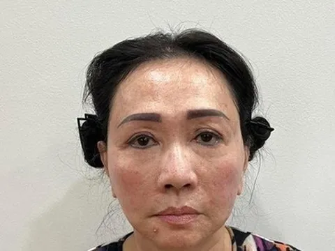 Bà Trương Mỹ Lan cùng nhiều bị cáo được di lý về TPHCM chuẩn bị cho phiên xét xử