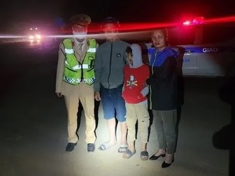 Nghệ An: Cháu bé đi lạc được chiến sĩ CSGT giúp đỡ đưa về nhà