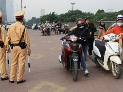 Dắt xe máy đi ngược chiều trên vỉa hè có bị phạt?